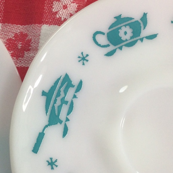 🍽Anchor Hocking. 1950’s dinnerware.. pattern is Kitchen Aids. Three 9” plates. - Picture 2 of 6